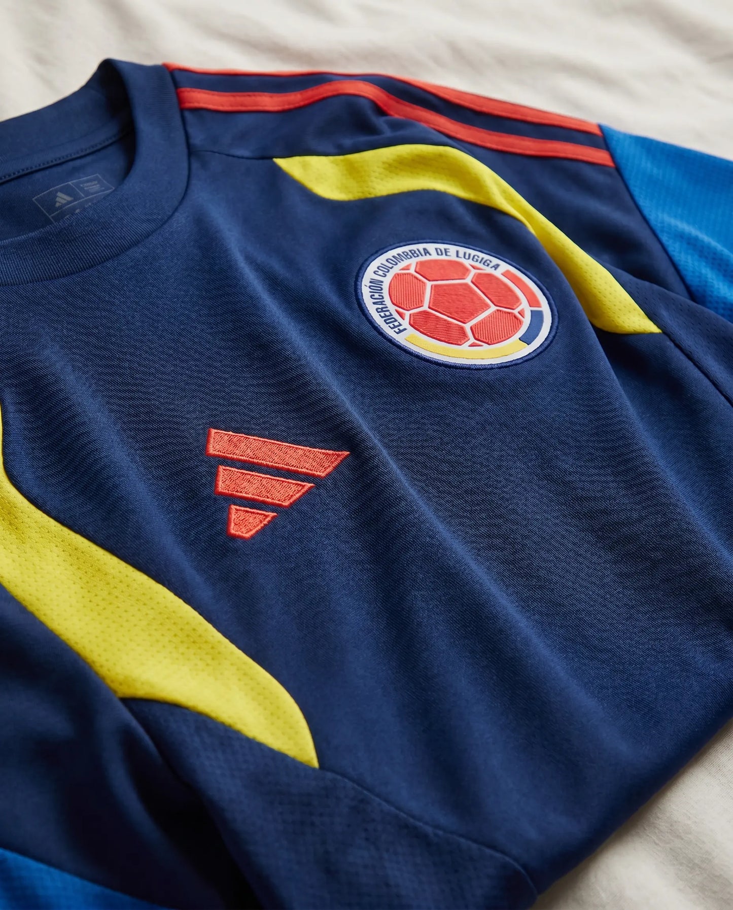 Camiseta Entrenamiento Azul 2026 Bordado